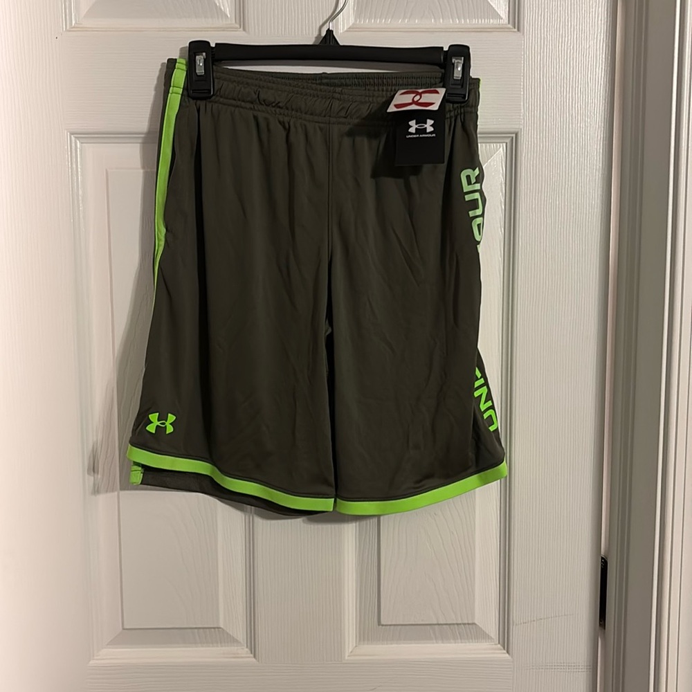 NWT Under Armour Boys Youth Large Army Green Gym Shorts